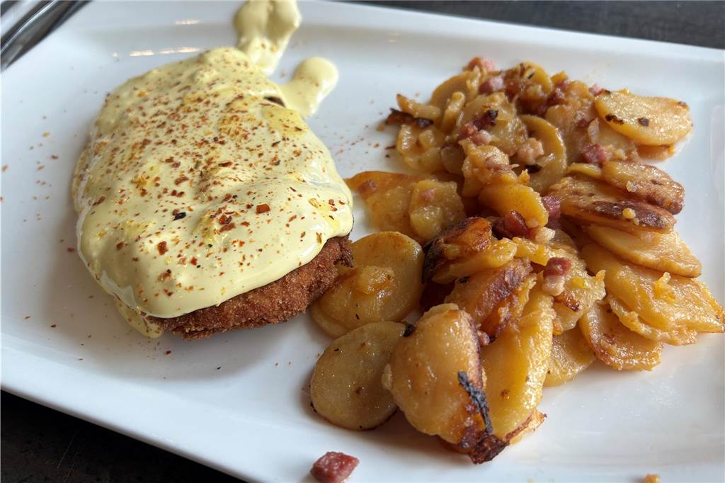 Wurscht Factory eröffnet – Hohe Qualität zu kleinen Preisen Das pikante Schnitzel mit Bratkartoffeln bei der Wurscht Factory.