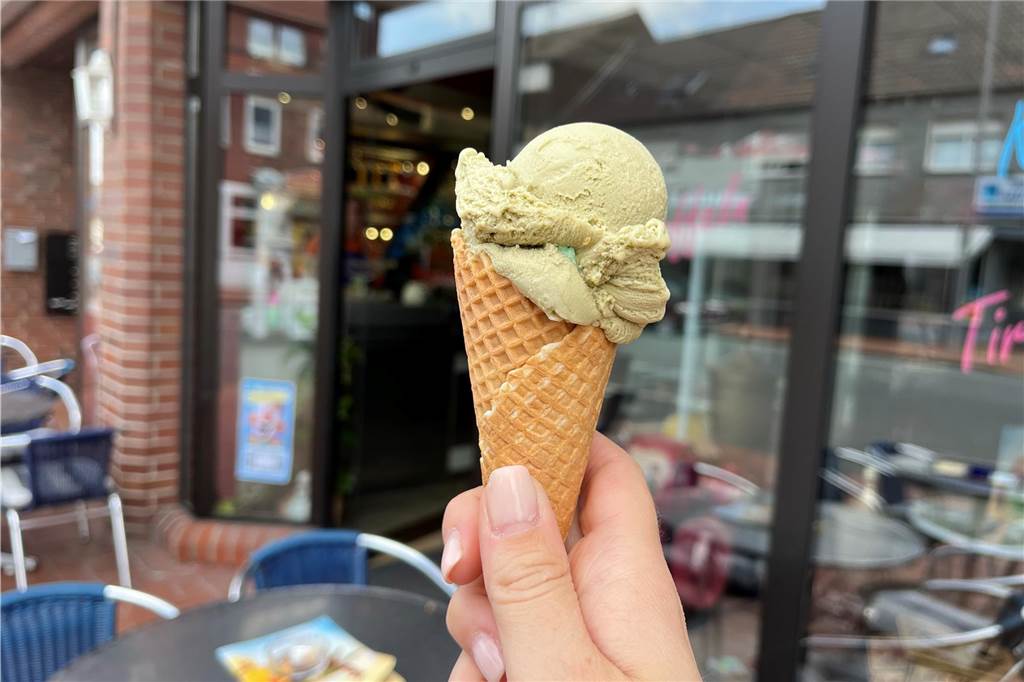 Sizilianisches Pistazieneis, Eistorten, Eiswagen beim Eiscafé Venezia Eis beim Eiscafé Venezia