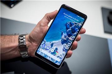 Das Pixel 2 XL von Google kämpft mit anfänglichen Problemen beim Display. Nach abweichender Farbdarstellung will Google nun auch unempfindliche Bereiche des Displays per Softwareupdate ausbessern. Foto: Alexander Heinl/dpa-tmn
