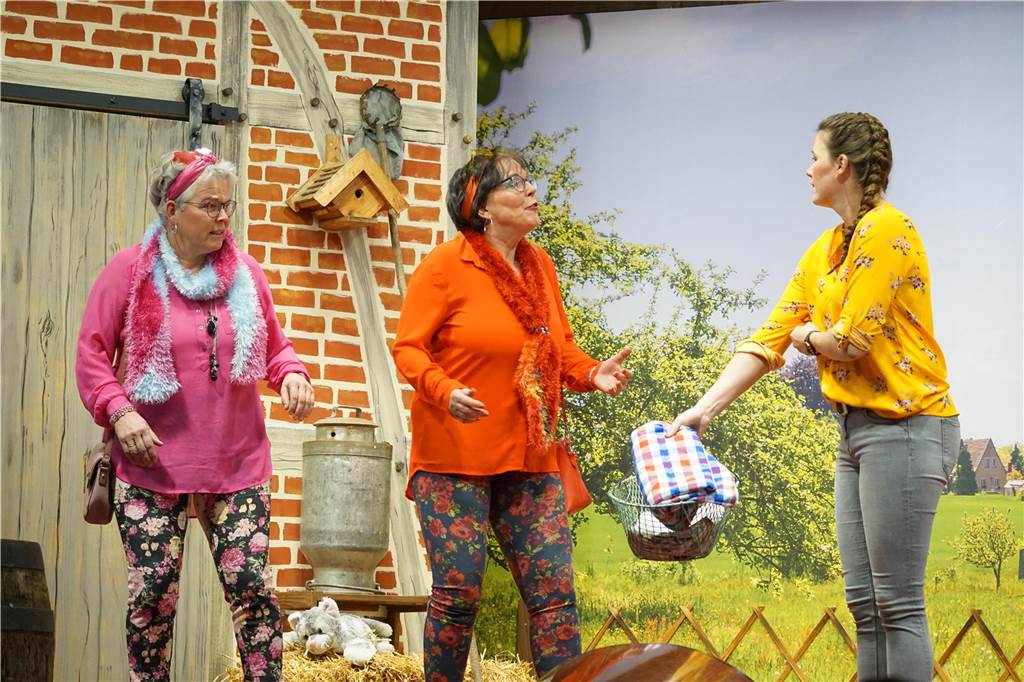 Das plattdeutsche Theaterstück "Kohlmeyer siene Döchter" sorgte beim Publikum der Generalprobe für zahlreiche Lacher und Schenkelklopfer.