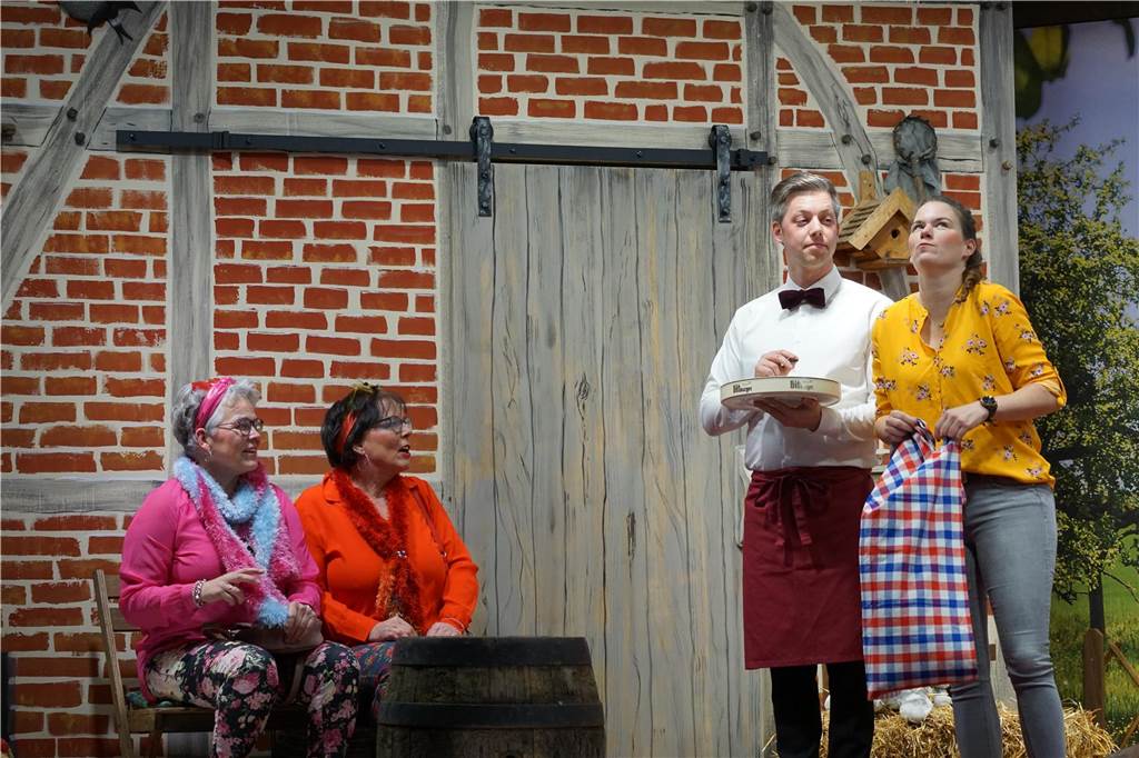 Das plattdeutsche Theaterstück "Kohlmeyer siene Döchter" sorgte beim Publikum der Generalprobe für zahlreiche Lacher und Schenkelklopfer.