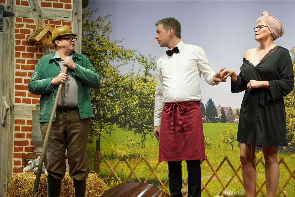 Das plattdeutsche Theaterstück "Kohlmeyer siene Döchter" sorgte beim Publikum der Generalprobe für zahlreiche Lacher und Schenkelklopfer.