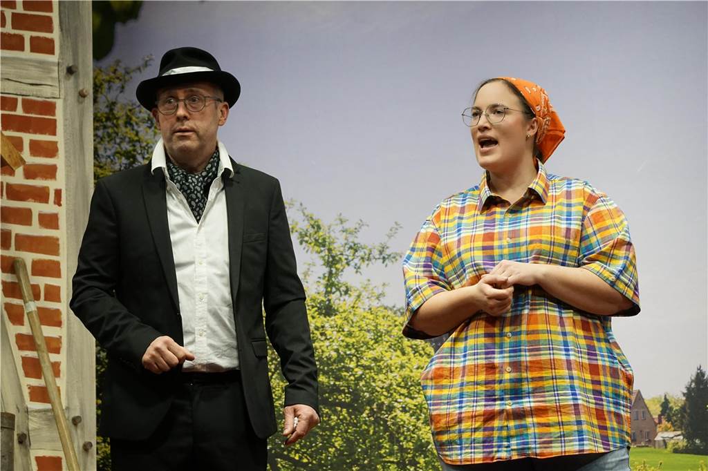 Das plattdeutsche Theaterstück "Kohlmeyer siene Döchter" sorgte beim Publikum der Generalprobe für zahlreiche Lacher und Schenkelklopfer.