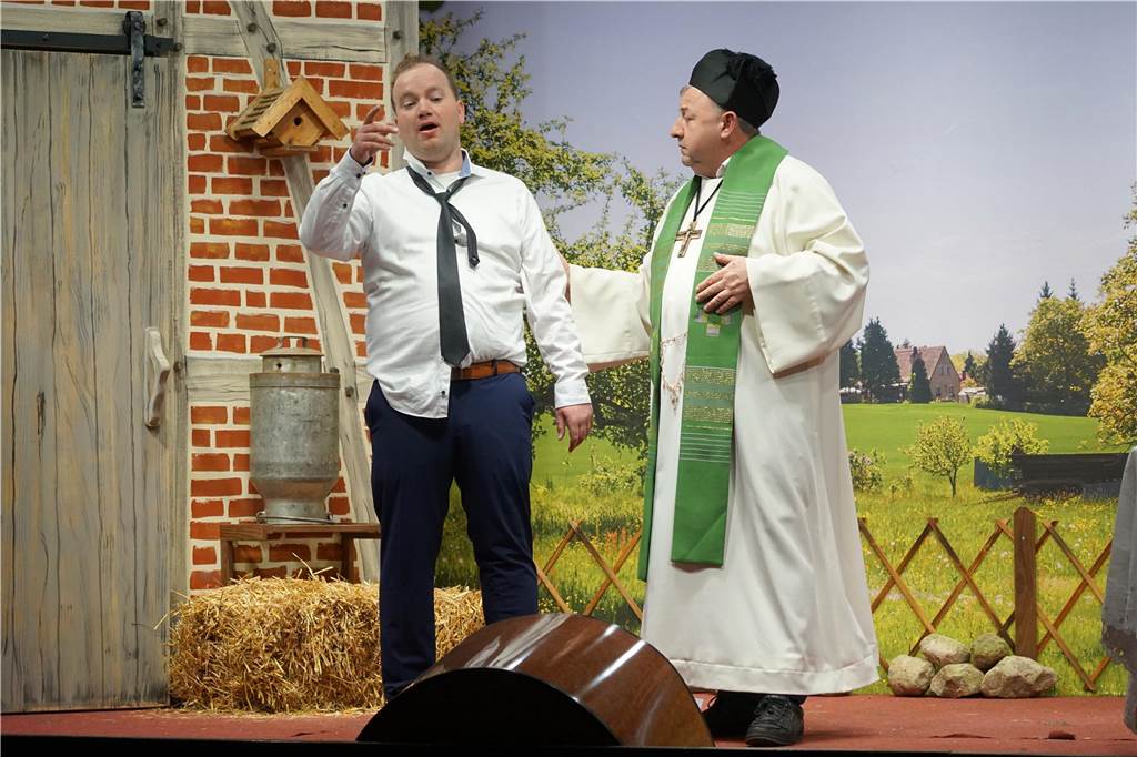 Das plattdeutsche Theaterstück "Kohlmeyer siene Döchter" sorgte beim Publikum der Generalprobe für zahlreiche Lacher und Schenkelklopfer.