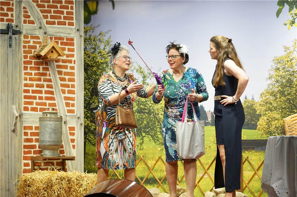 Das plattdeutsche Theaterstück "Kohlmeyer siene Döchter" sorgte beim Publikum der Generalprobe für zahlreiche Lacher und Schenkelklopfer.