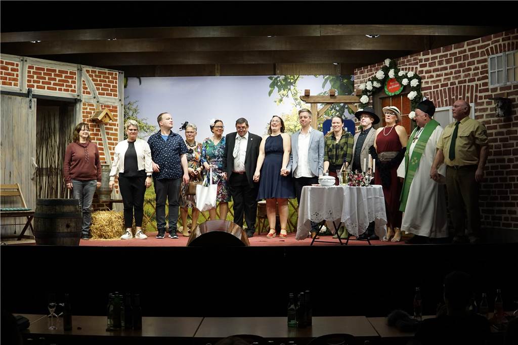 Das plattdeutsche Theaterstück "Kohlmeyer siene Döchter" sorgte beim Publikum der Generalprobe für zahlreiche Lacher und Schenkelklopfer.