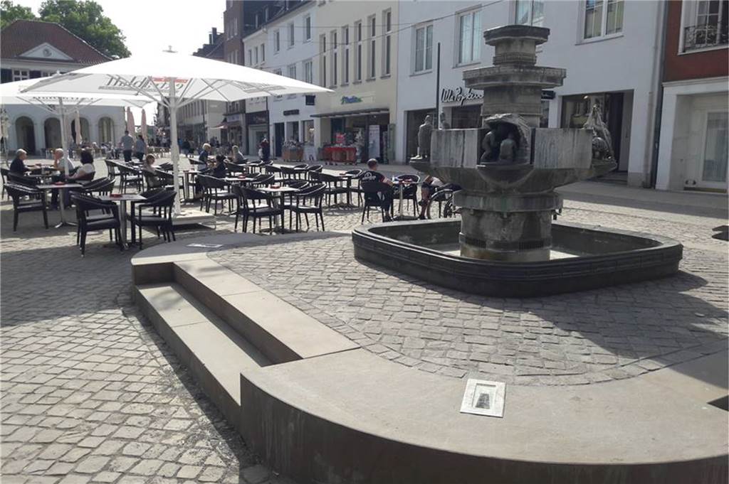 Corona: Bahnhofsumbau verzögert sich, neuer Veranstaltungssaal im Plan Das Podest des Ständebrunnens auf dem Marktplatz ist inzwischen aufgepflastert.