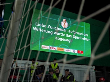 Das Pokalspiel SF Lotte gegen Borussia Dortmund wurde wegen der schlechten Witterung abgesagt. Foto: Guido Kirchner