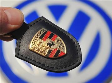 Das Porsche-Firmenlogo vor dem Logo des Volkswagen-Konzerns.