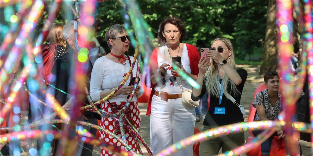 Dortmunder können im Fredenbaumpark in eine bessere Welt eintauchen Das Portal zu der Utopie-Welt im Fredenbaumpark wurde am Samstag (4. Juni) eröffnet.