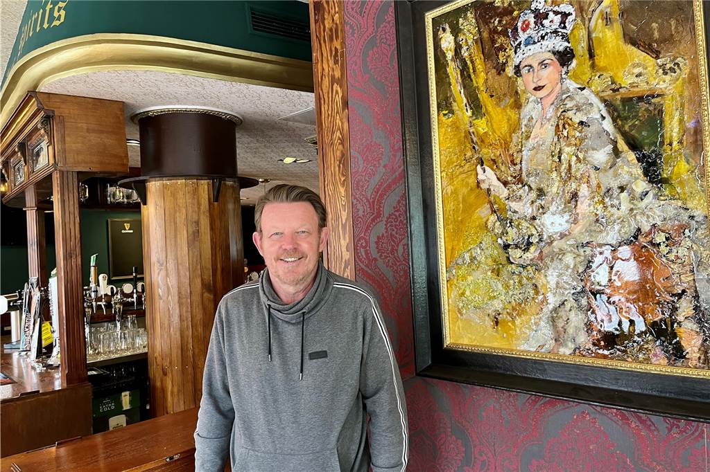 Das Porträt der kürzlich verstorbenen Queen Elizabeth II. hat Charles Gardners Frau angefertigt.