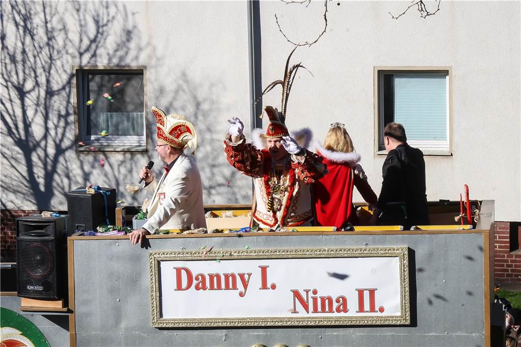 Das Prinzenpaar Danny I und Nina II haben eine Menge Kamelle für die verkleideten Närrinnen und Narren geworfen.