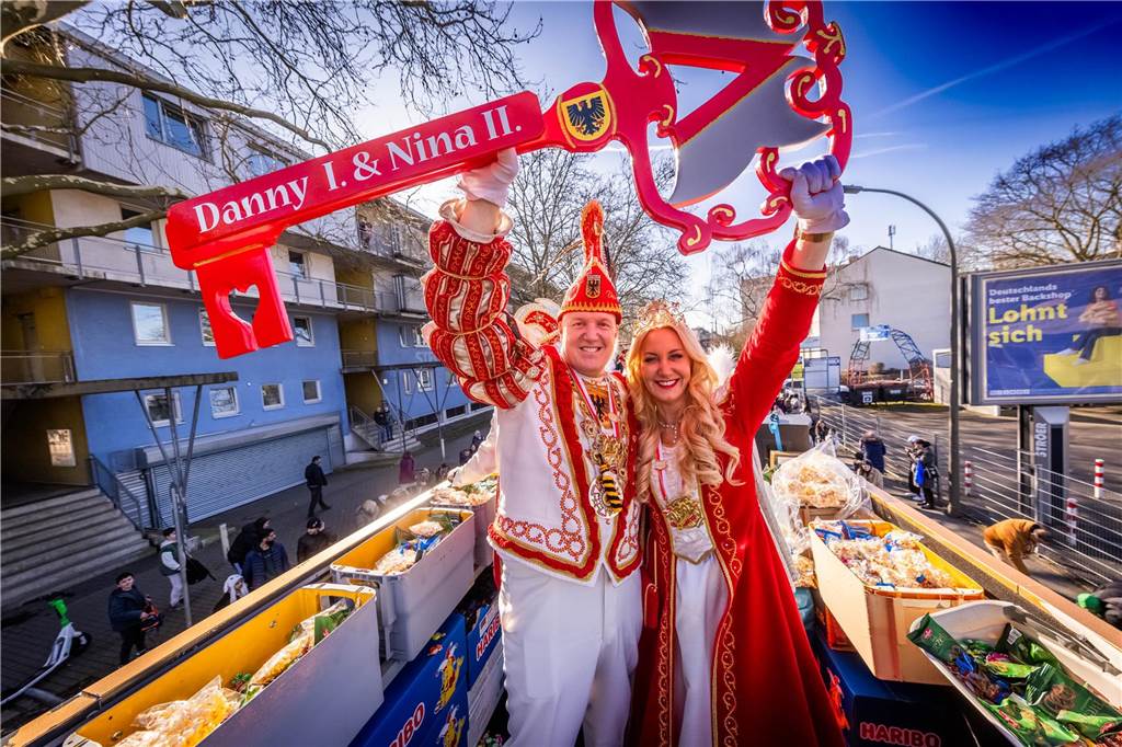 Das Prinzenpaar Danny I und Nina II haben eine Menge Kamelle für die verkleideten Närrinnen und Narren geworfen.