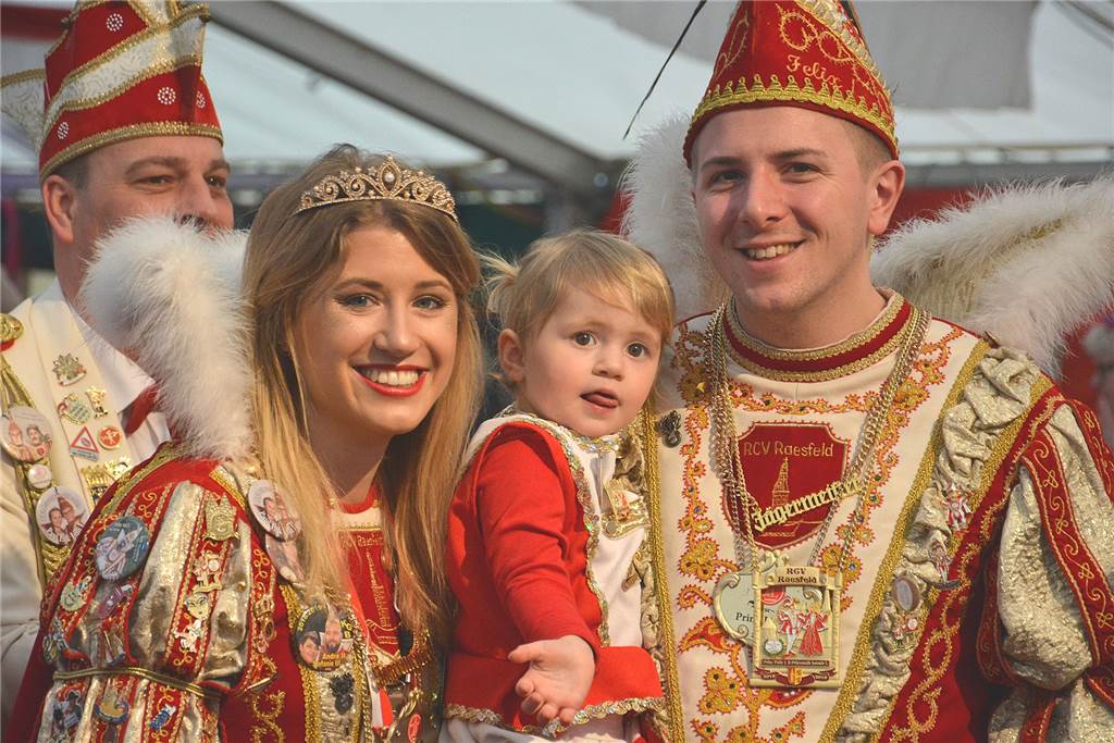 Lümmelordenträger bekommt die Meritenmedaille Das Prinzenpaar Felix I. und Leonie I. hatte Verstärkung mitgebracht: die zweijährige Nichte der Prinzessin.