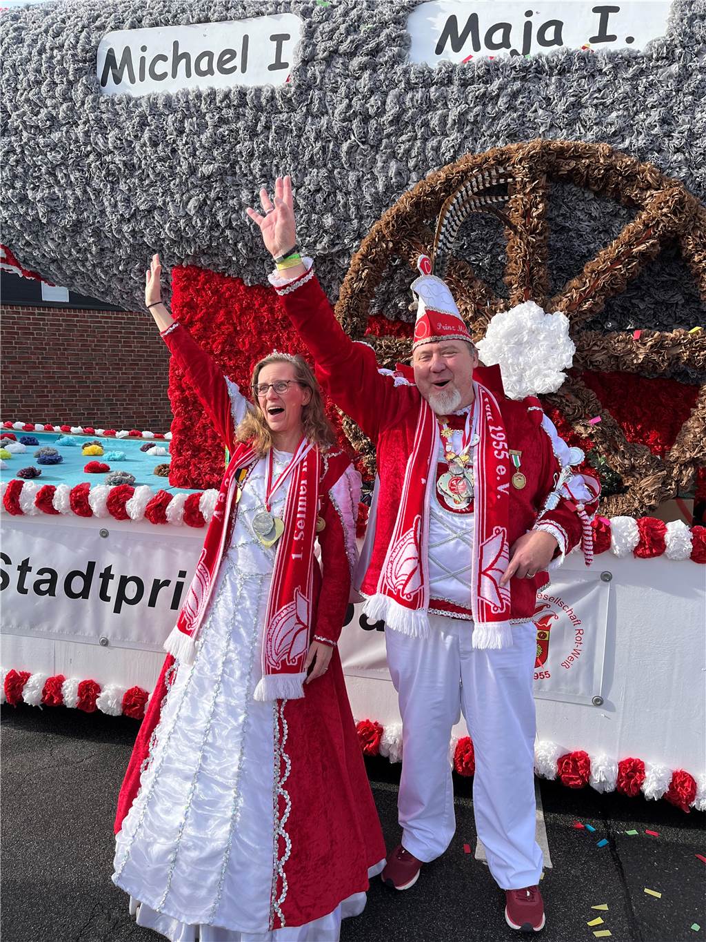 Unzählige Jecken beim Karnevalsumzug: Kreative Kostüme, gute Laune und bestes Wetter Das Prinzenpaar Michael I. und Maja I. hatten riesigen Spaß auf dem Karnevalsumzug durch Selm.