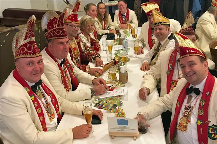 IWK: Kartenvorverkauf für Werner Karneval hat begonnen Das Prinzenpaar Rainer I. Schmeltzer (3.v.l.) und Renate I. (4.v.l.) mit Gefolge beim Neujahrsempfang der Klüngelwache in Münster. Sie freuen sich auf die Werner Session.