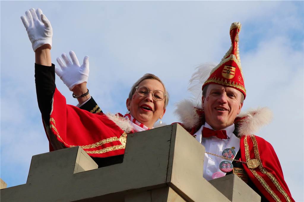 Ottenstein bebt an Rosenmontag: Feste zündet buntes Feuerwerk Das Prinzenpaar Ralf I. (Beuting) und Karin I. (Gosling) strahlte mit der Sonne (zunächst) um die Wette. Der Prinzenwagen bildete erneut den passenden Abschluss eines farbenfrohen Umzuges.