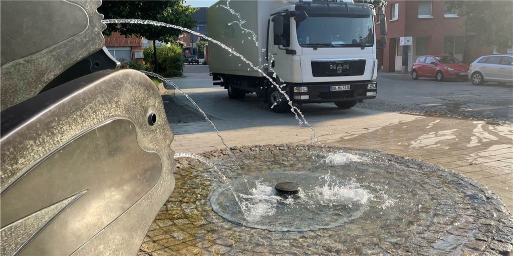 Stadt bekommt Überschwemmung an Dortmunder Brunnen nicht in den Griff Ein Foto, wie man es an einigen Tagen machen kann: Der Hexenbrunnen auf dem Heinrich-Sondermann-Platz läuft über. Mal wieder.