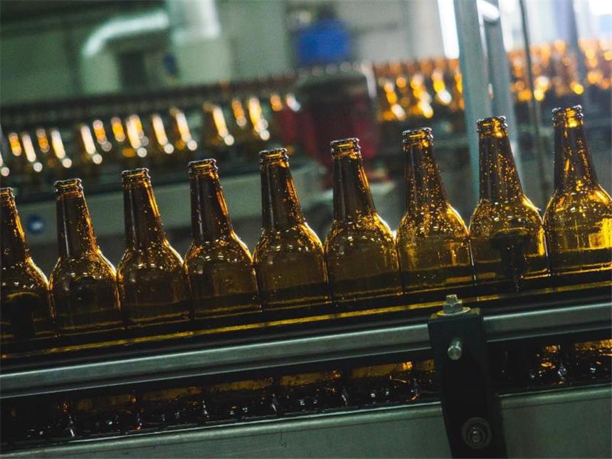 Wie werde ich Brauer und Mälzer? Das Produkt bleibt - das Image ändert sich: Bier zu brauen muss heute keine Massenproduktion mehr sein. Auch für kleine und kreative Brauerein gibt es einen Markt. Foto: Nicolas Armer/dpa-tmn
