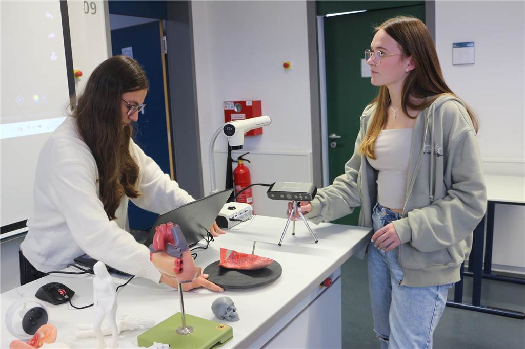 3D-Scanner an der Herta: Klara und Lina „klonen“ sich selbst zwei Schülerinnen arbeiten an einem Tisch