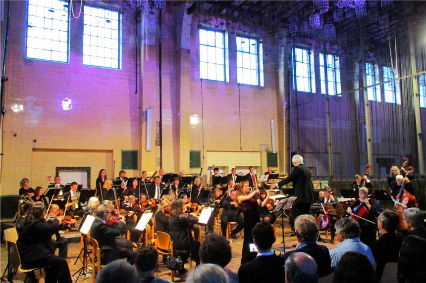 Das Projektorchester "Confido Camerata" bot in der Kaue auf Fürst Leopold unter der Leitung von Wolfgang Endrös ein großartiges Konzert. Beeindruckend die junge Bratschistin Assia Weissmann beim Konzert für Viola und Orchester von Béla Bartók