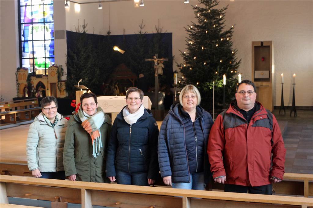 60 Jahre Kirchweihfest St. Joseph: Fest, Namenstag und eine Statue auf Tour Das Projektteam hat einige Programmpunkte ausgearbeitet (v.l.): Maria Heming, Sabine Wensing, Andrea Hambrügge, Ingrid Benning und Michael Wenning. Zum Team gehört zudem Pfarrer Jürgen Lürwer.