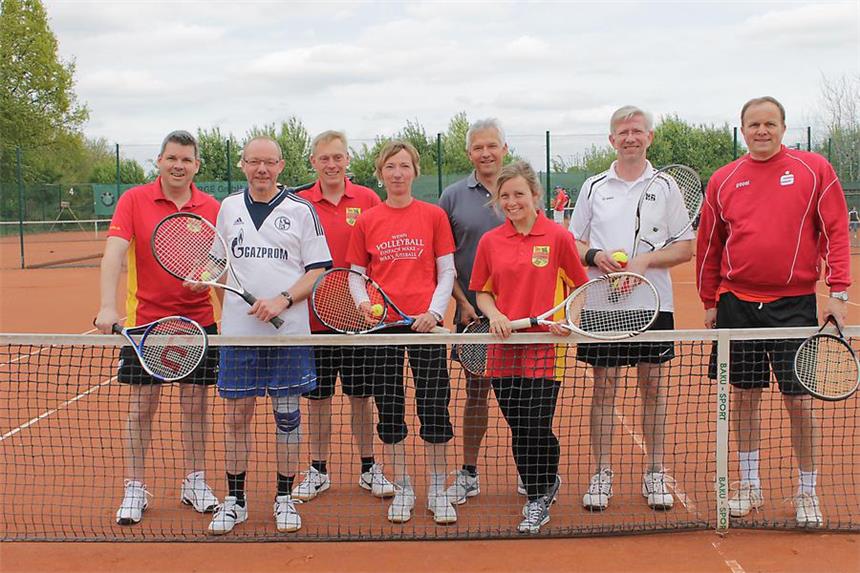Olfener Tennis Club feierte 40-jähriges Bestehen Das Prominenten-Doppel wurde gespielt von: Andreas Heckmann, Andreas Eckmann, Thomas Beckmann, Christiane Pennekamp, Wilhelm Sendermann, Nadine Bittner, Hubert Büscher und Michael Gerken.