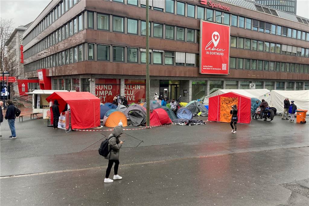 Das Protestcamp an der Kampstraße ist um mehr als ein Dutzend kleiner Schlafzelte gewachsen.