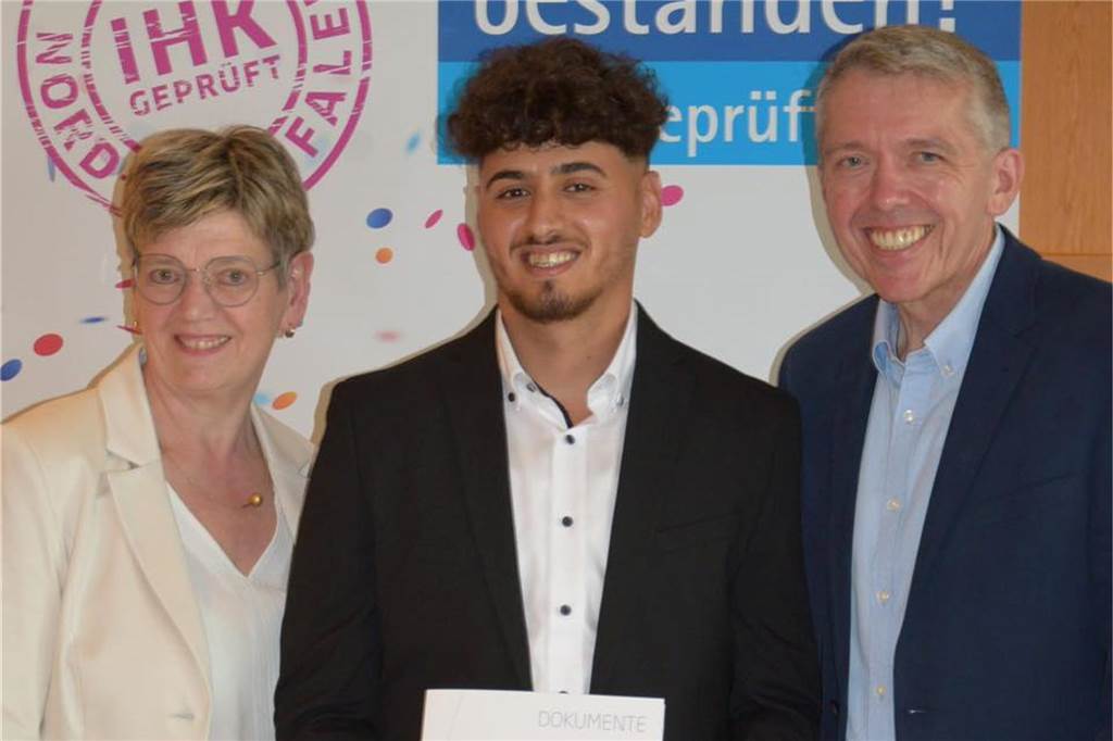 Soufiane Sadek meistert Ausbildung im Gasthaus Schlüter Soufiane Sadek mit Prüfungszeugnis