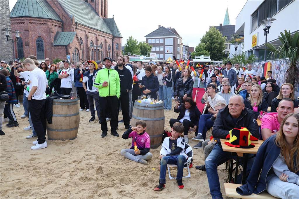 Trotz des Wetters: Gute Stimmung und volle Innenstadt beim Altstadtfest Das Public Viewing beim EM-Eröffnungsspiel füllte sich zusehends.