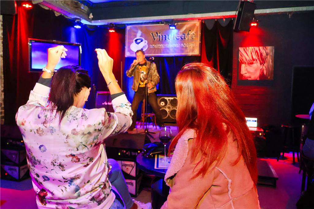 Karaoke-Abend im Vinylcafe: Premiere gelungen, faustdicke Überraschungen Das Publikum feuerte auch Frank Wolthaus kräftig an.