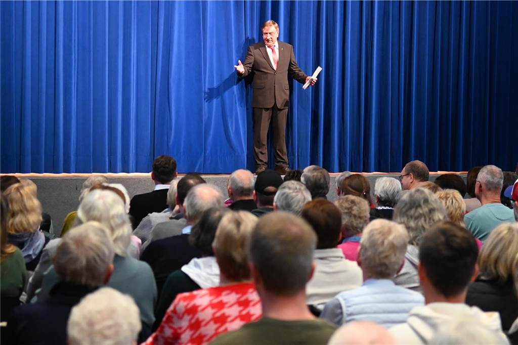 Das Publikum in der Sport- und Kulturhalle Dorsten-Lembeck begeistert vom Ensemble und Bühnenbild.