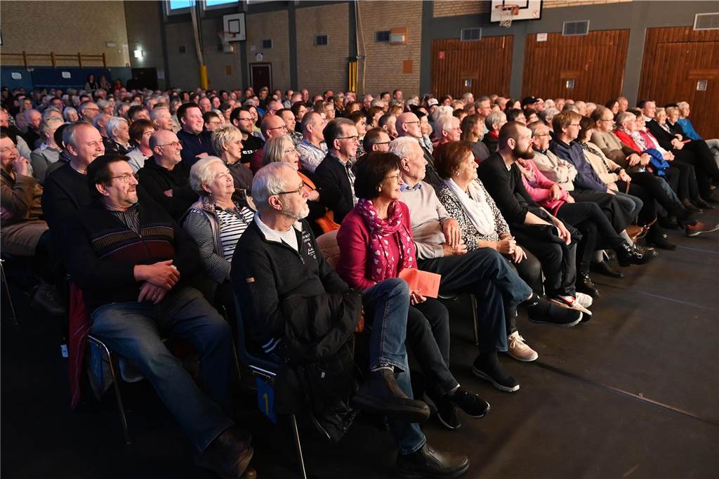 Das Publikum in der Sport- und Kulturhalle Dorsten-Lembeck begeistert vom Ensemble und Bühnenbild.
