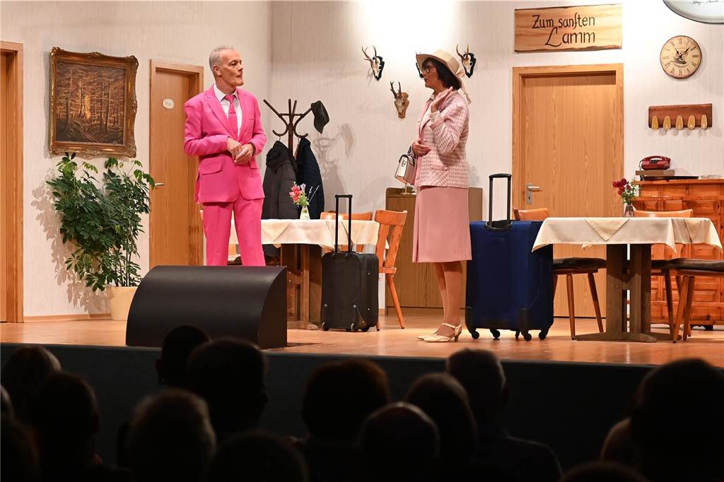 Das Publikum in der Sport- und Kulturhalle Dorsten-Lembeck begeistert vom Ensemble und Bühnenbild.