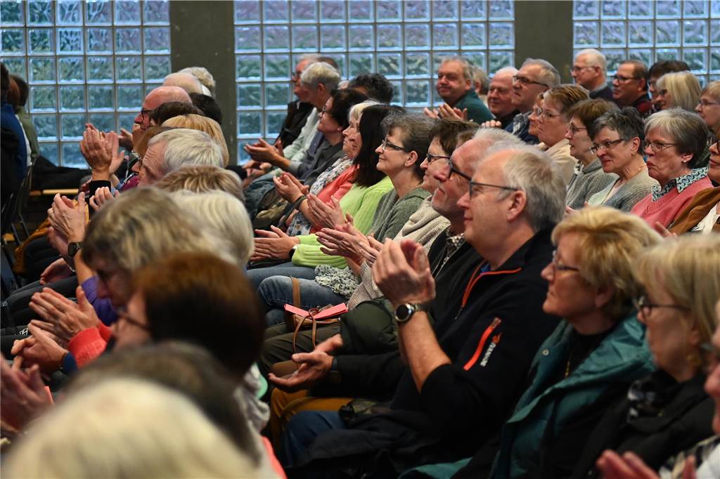 Das Publikum in der Sport- und Kulturhalle Dorsten-Lembeck begeistert vom Ensemble und Bühnenbild.