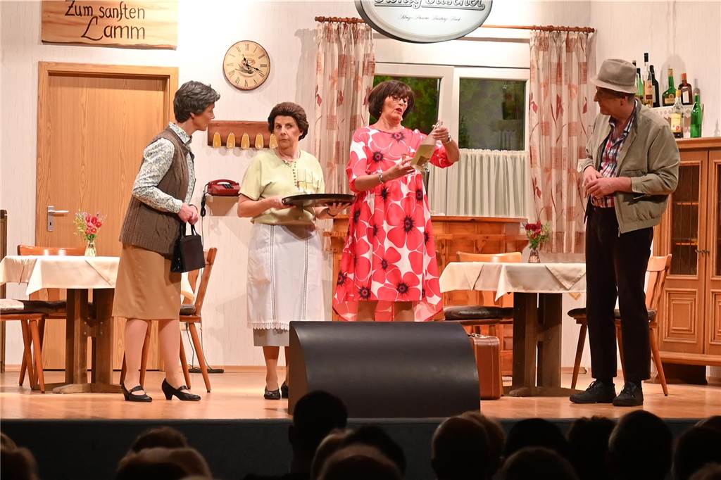 Das Publikum in der Sport- und Kulturhalle Dorsten-Lembeck begeistert vom Ensemble und Bühnenbild.