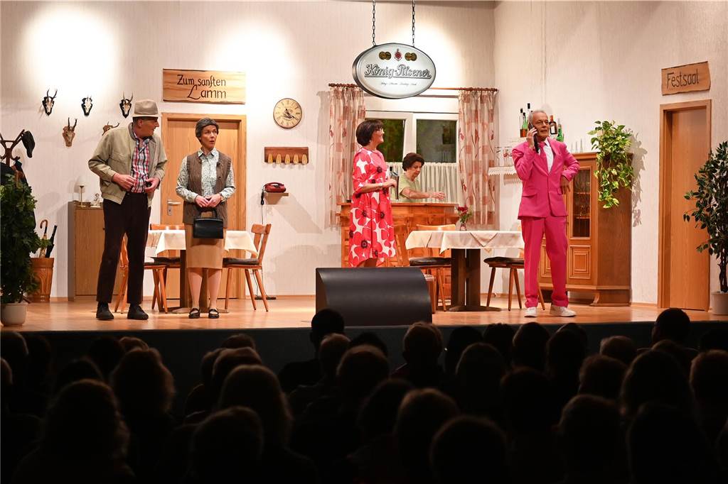 Das Publikum in der Sport- und Kulturhalle Dorsten-Lembeck begeistert vom Ensemble und Bühnenbild.