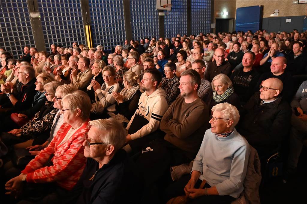 Das Publikum in der Sport- und Kulturhalle Dorsten-Lembeck begeistert vom Ensemble und Bühnenbild.