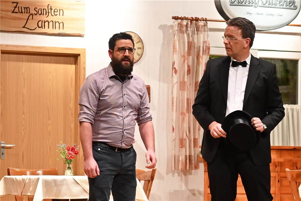 Das Publikum in der Sport- und Kulturhalle Dorsten-Lembeck begeistert vom Ensemble und Bühnenbild.