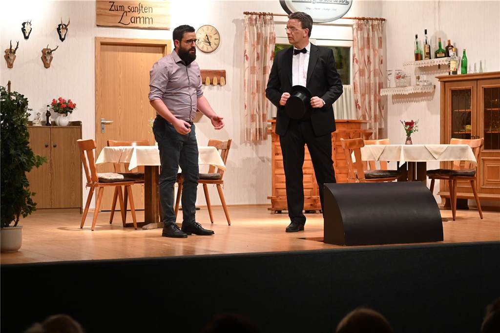 Das Publikum in der Sport- und Kulturhalle Dorsten-Lembeck begeistert vom Ensemble und Bühnenbild.