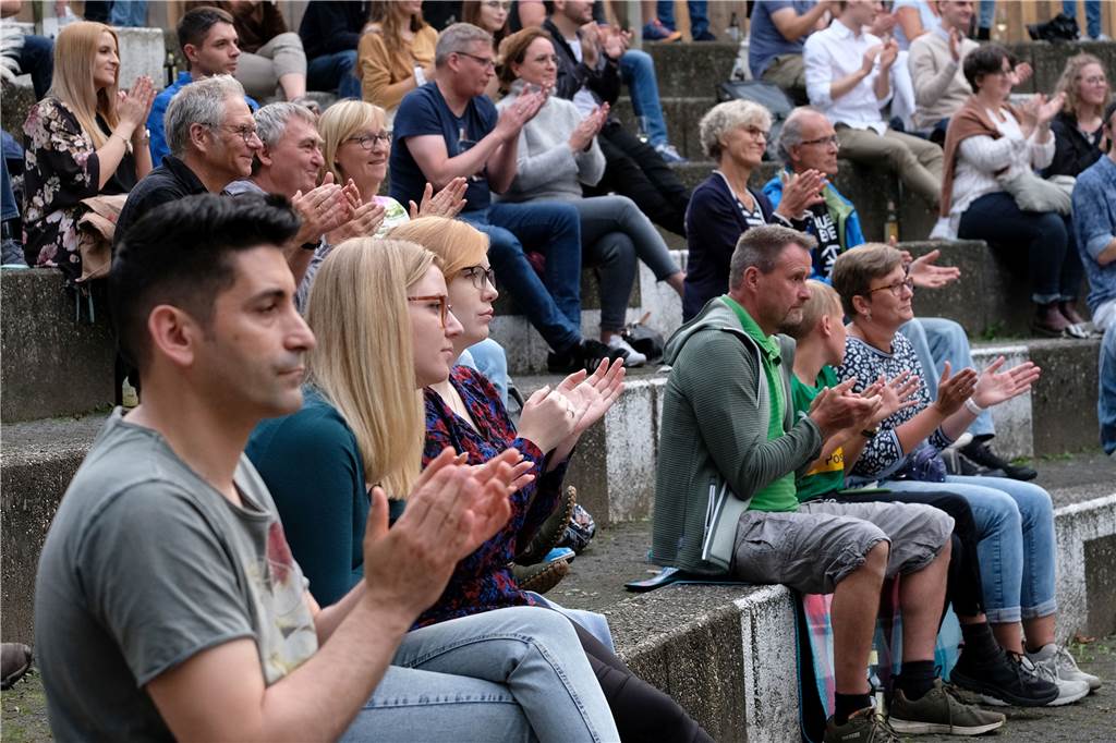 Publikumslieblinge bauen begeisternde Brücke zwischen Pop und Klassik Das Publikum spendete eine Menge Applaus - und verabschiedete die Musiker zum Schluss mit Standing Ovations.