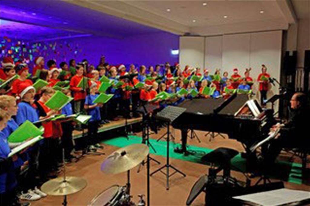 Christophorus-Gymnasium: Konzert hilft ukrainischen Kindern in Not Das Publikum war sehr angetan von den Darbietungen der Schülerinnen und Schüler. Zudem spendete es 1200 Euro für ukrainische Kinder in Not.