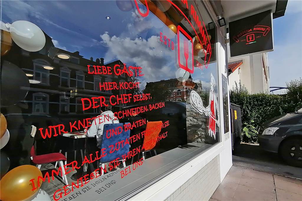 Dortmunder Kult-Pizzeria ist zurück: Babalu zaubert 110 Gerichte Schaufenster der Pizzeria Babalu. Auf dem Glas steht: "Liebe Gäste. Hier kocht der Chef selbst. Wir kneten, schneiden, backen und braten immer alle Zutaten frisch. Genießen Sie Ihren Aufenthalt bei uns.“
