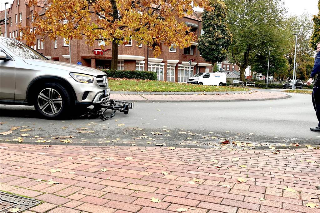 Unfall an der Königstraße: Velener (60) übersieht Pedelecfahrerin (26) Fahrradunfall im Kreisverkehr Königstraße