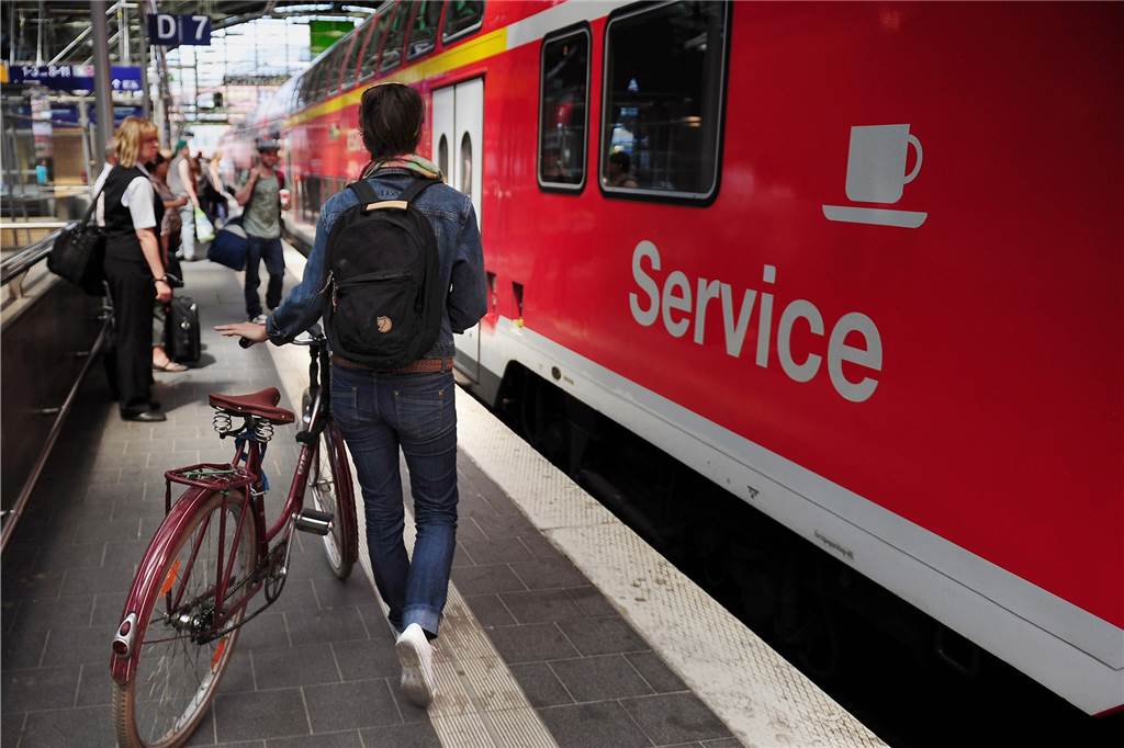 Landtagswahl: Parteien-Check mit der Brille eines Radfahrers Das Rad mit in die Bahn zu nehmen, ist ein naheliegendes Beispiel für die Vernetzung verschiedener Verkehrsarten. In der Praxis tun sich aber oft Probleme auf. Die Linke weist nun im Wahlprogramm darauf hin, dass Züge im Nahverkehr entsprechend viel Platz bieten müssten. Die Grünen wollen die Mitnahme des Rades in Bus und Bahn kostenlos ermöglichen.