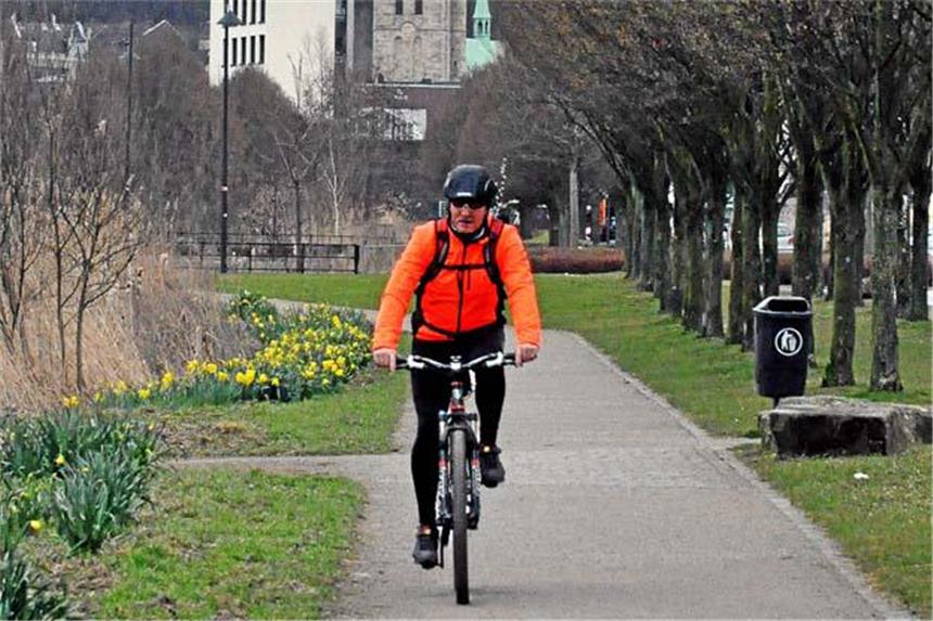 Diskussionen um Fahrradfahrer im Erin-Park Das Radfahren auf der Mittelachse im Erin-Park ist gestattet und wird auch praktiziert. Jetzt gibt es Diskussionen dazu.