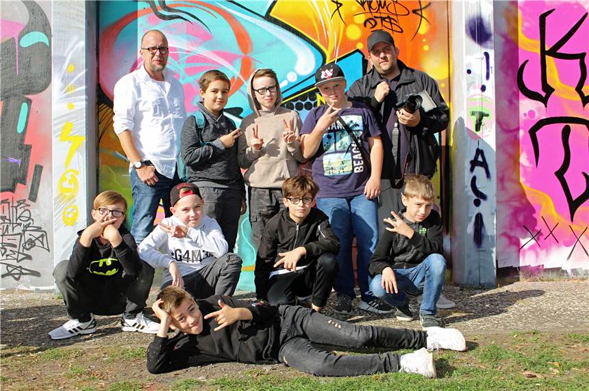 Schüler drehen ihr eigenes Musikvideo und rappen für mehr Selbstbewusstsein Das Rap-Projekt hat Kindern und Betreuern der Marga-Spiegel-Schule Spaß gemacht. Zur Erinnerung gab es sogar ein Musikvideo.