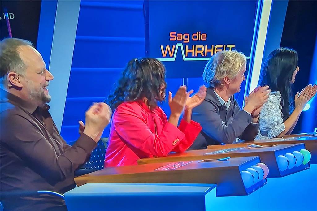 Moderator Antwerpes: zu Jehle: Es ist nie zu dunkel für gute Stimmung Das Rateteam mit (v.l.) Sänger Smudo, Moderatorin Hadnet Tesfai, Moderator Pierre M. Krause und Moderatorin Jess Schöne.