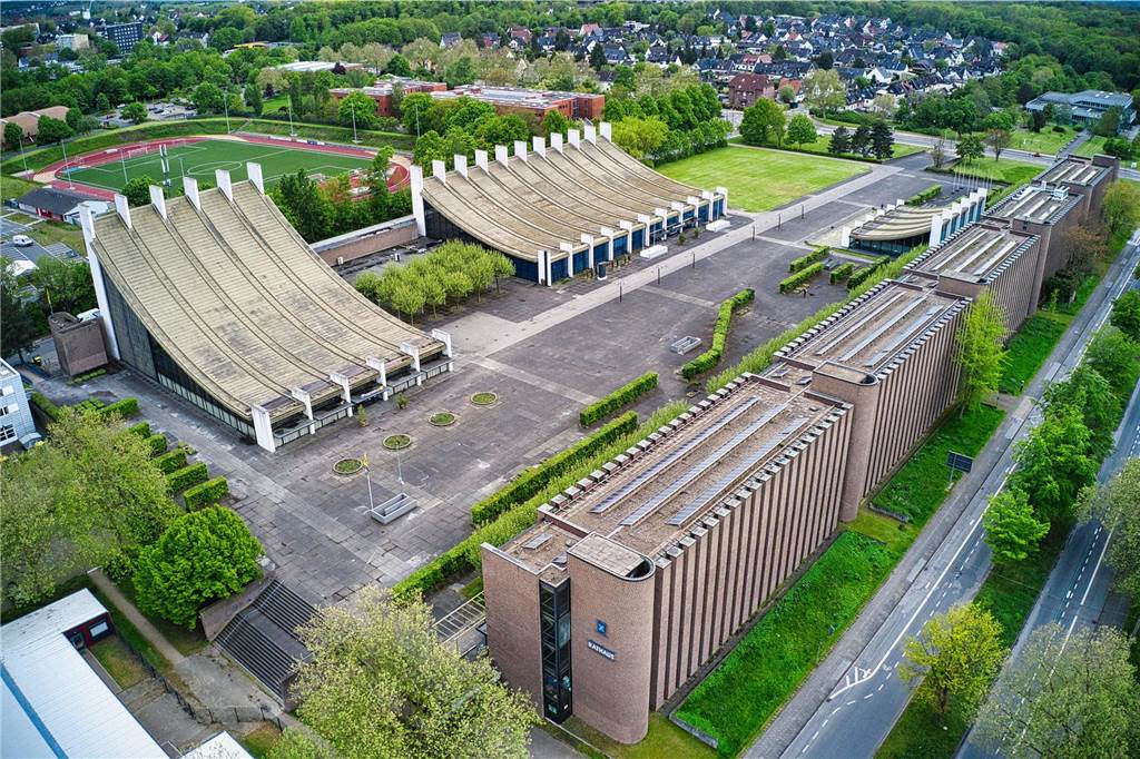 Vor 60 Jahren: Hallenbad wurde erstes Bindeglied zwischen Castrop und Rauxel Das Rathaus in Castrop-Rauxel sowie Stadthalle (l.) und Europahalle (r.) kamen Anfang der 70er hinzu und bilden mit dem Haus der Wirtschaft den zentralen Teil des Stadtmittelpunktes.