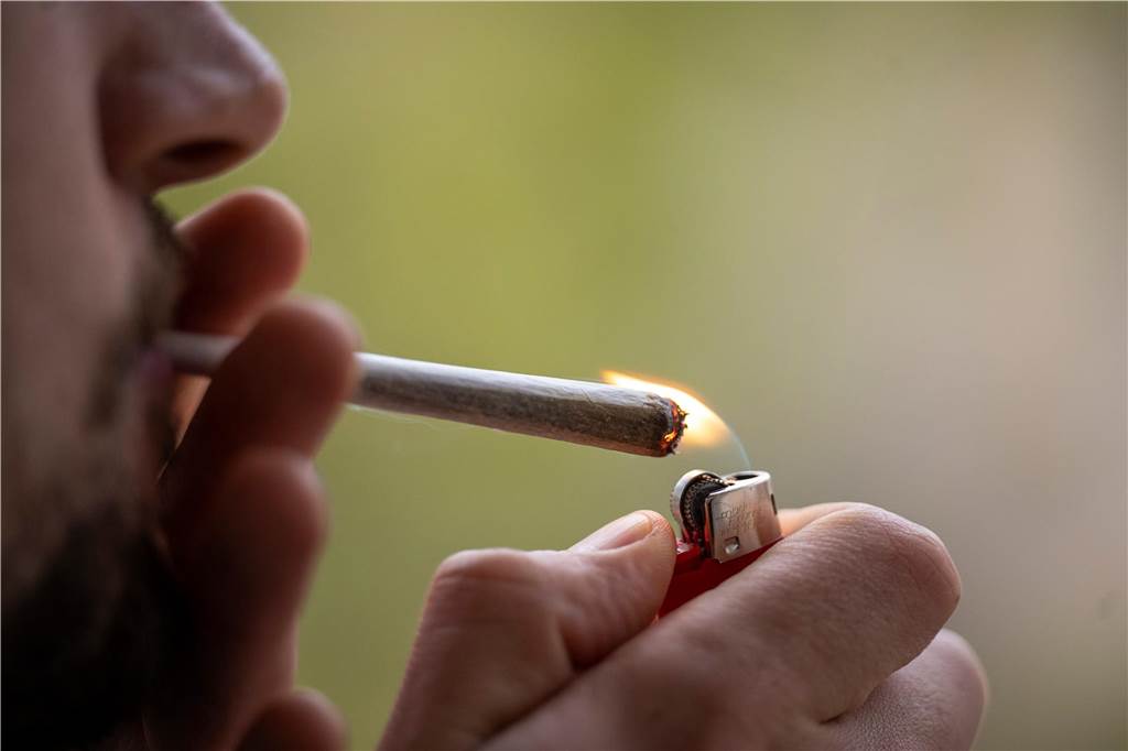 Cannabis-Patient kommt nicht ins Festzelt beim Karneval: „Fühle mich diskriminiert“ Mann raucht einen Joint
